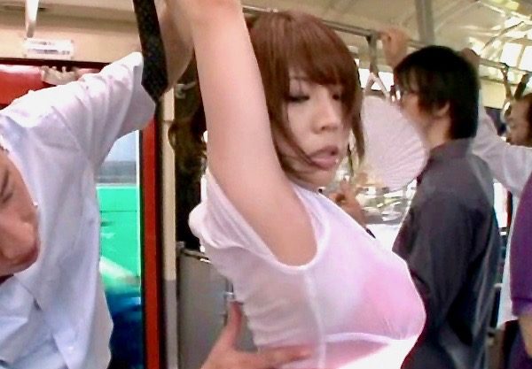 ＜爆乳＞クーラー壊れた通勤バスに乗って来た爆乳女性は立っているだけで汗だく！汗だくでベトベトなおっぱいを舐め回し揉みまくり！