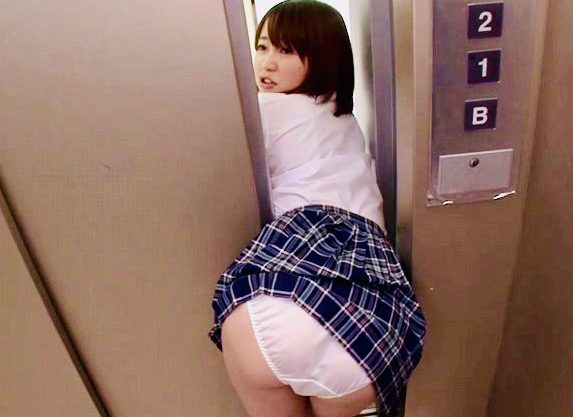 「誰っ!?ダメ!!やめてぇ〜!!」エレベーターに挟まれた巨尻女子校生をガン突き!!JKマンコに生挿入⁉︎